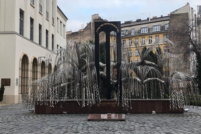Budapest Dohany, Heroes', Rumbach synagogues & Jewish Ghetto Tour - Remembering the Holocaust at Raoul Wallenberg Memorial Park