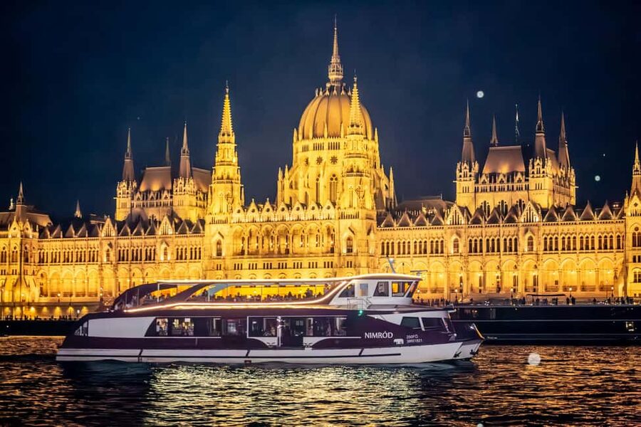 Budapest: Downtown Budapest Unlimited Booze Cruise - Boarding beside Elizabeth Bridge