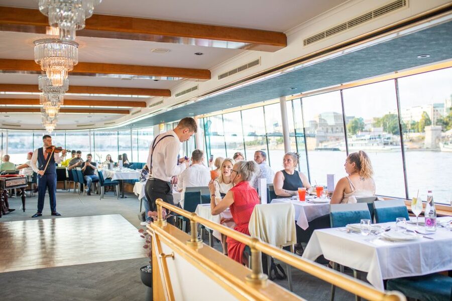 Budapest: Evening Cruise and Dinner with Welcome Drink - A nighttime introduction to Budapest from the Danube