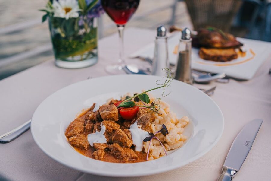 Budapest: Evening Cruise and Dinner with Welcome Drink - What the four-course dinner adds
