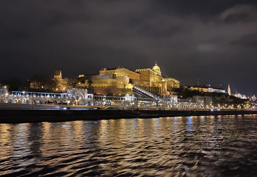 Budapest: Evening Cruise and Dinner with Welcome Drink - Seeing Buda and Pest from the water