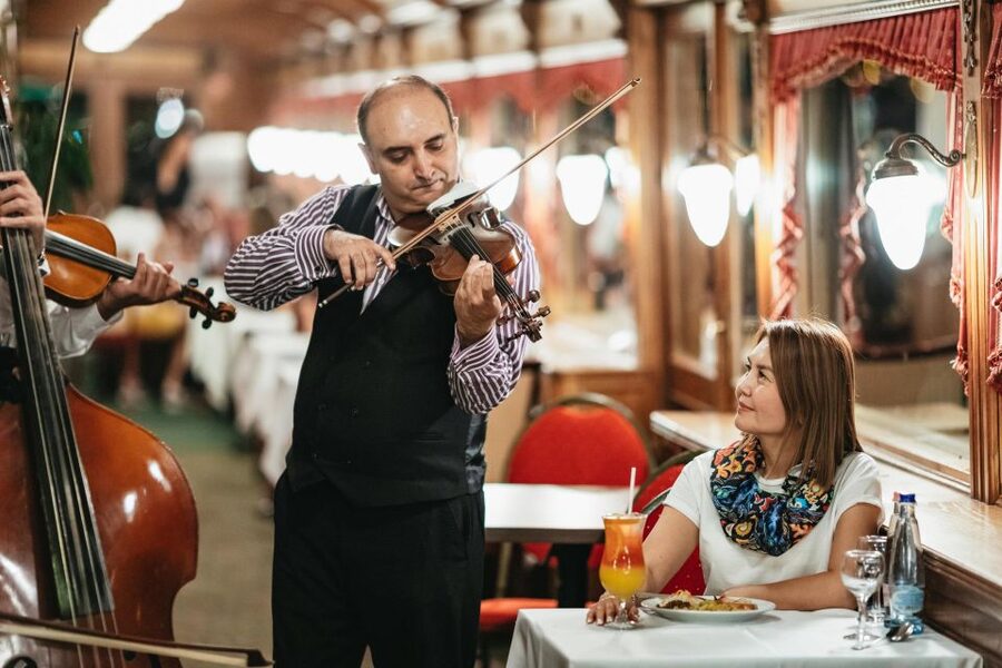 Budapest: Evening Cruise including Drinks and Live Music - The music: more than background entertainment