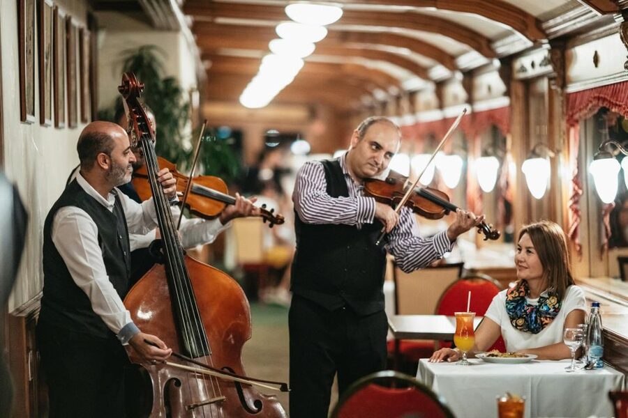 Budapest: Evening Cruise including Drinks and Live Music - The route from Parliament to Gellért Hill