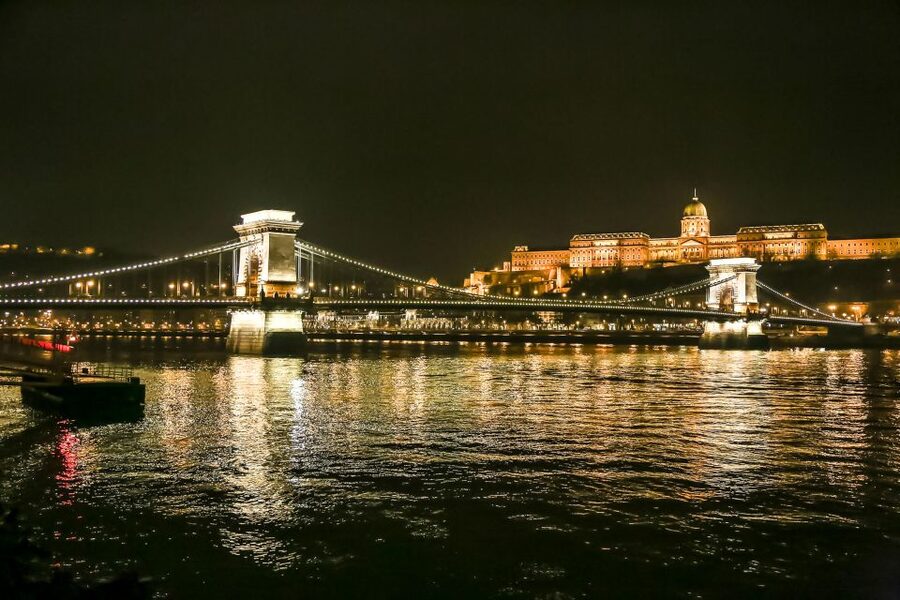 Budapest: Evening Cruise including Drinks and Live Music - Drinks, service, and what your fare really covers