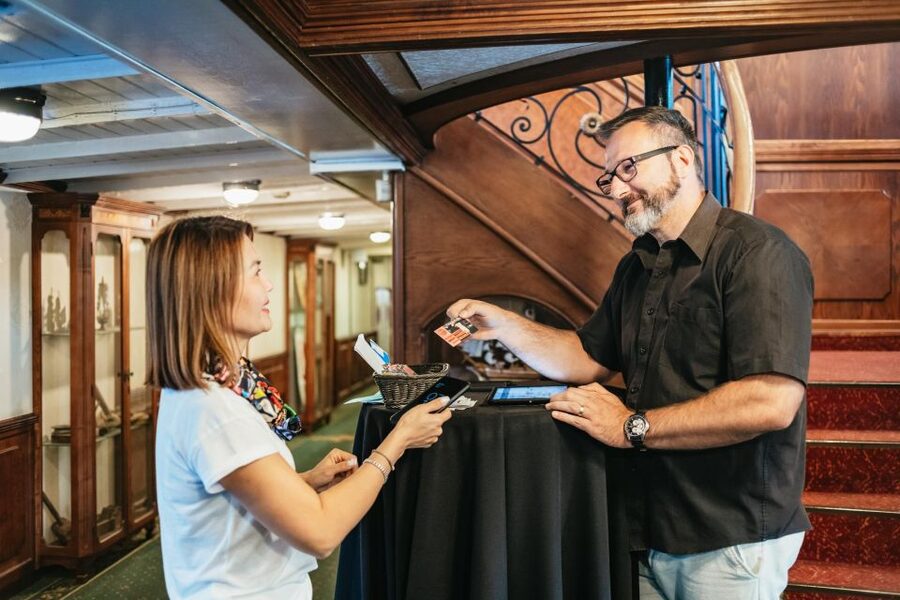 Budapest: Evening Cruise including Drinks and Live Music - Who will enjoy this cruise most