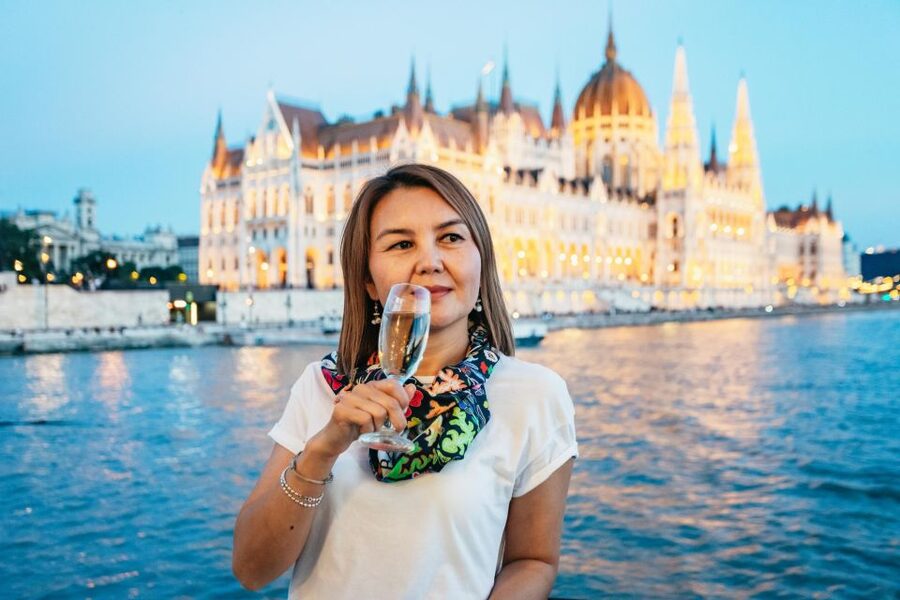 Budapest: Evening Cruise including Drinks and Live Music - Should you book the Gróf Széchenyi evening cruise?