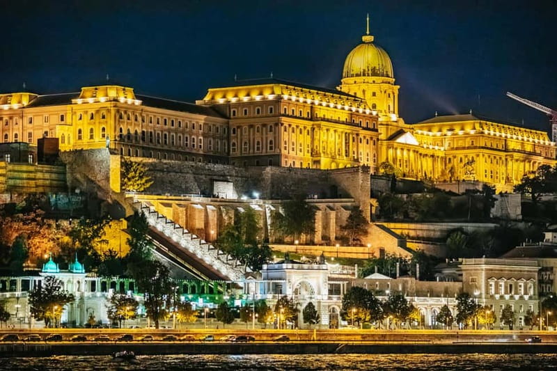 Budapest: Evening Cruise with 4-Course Dinner - The music and dancing change the atmosphere