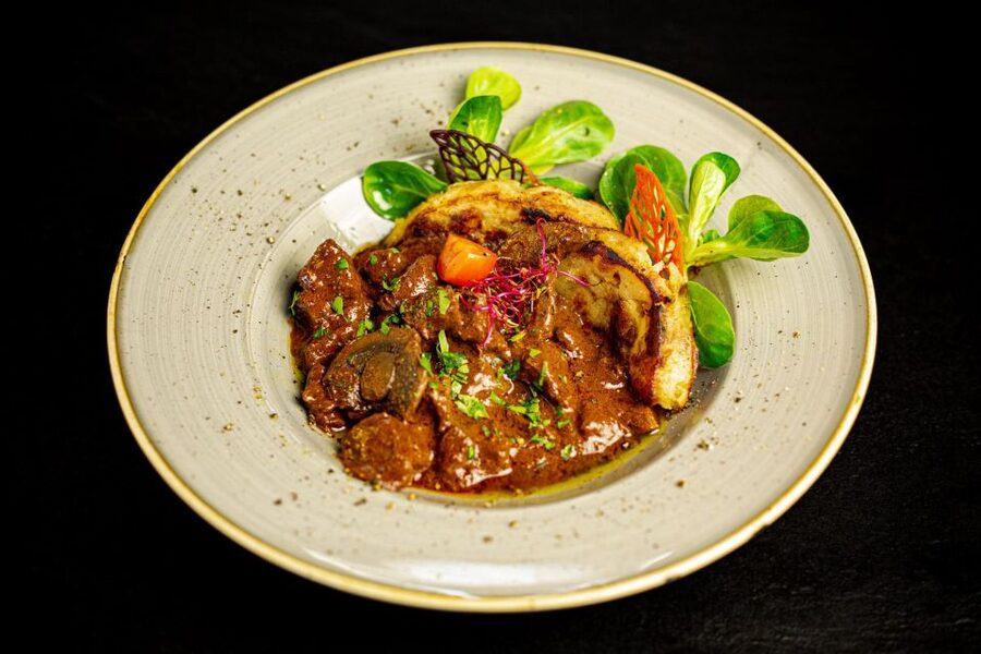 Budapest: Evening Cruise with 4-Course Dinner - Who will enjoy this most?