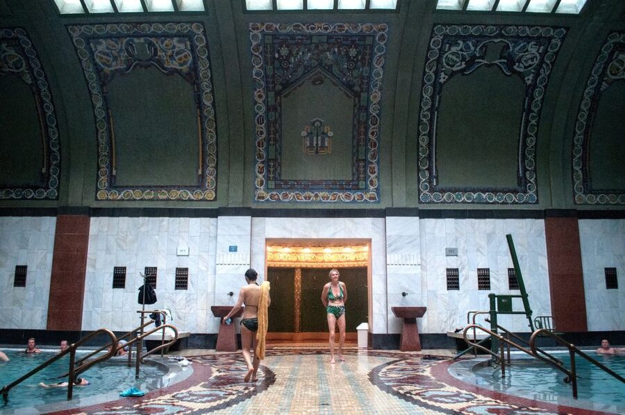 Budapest: Full-Day Gellért Spa Ticket - Choosing a locker or private cabin