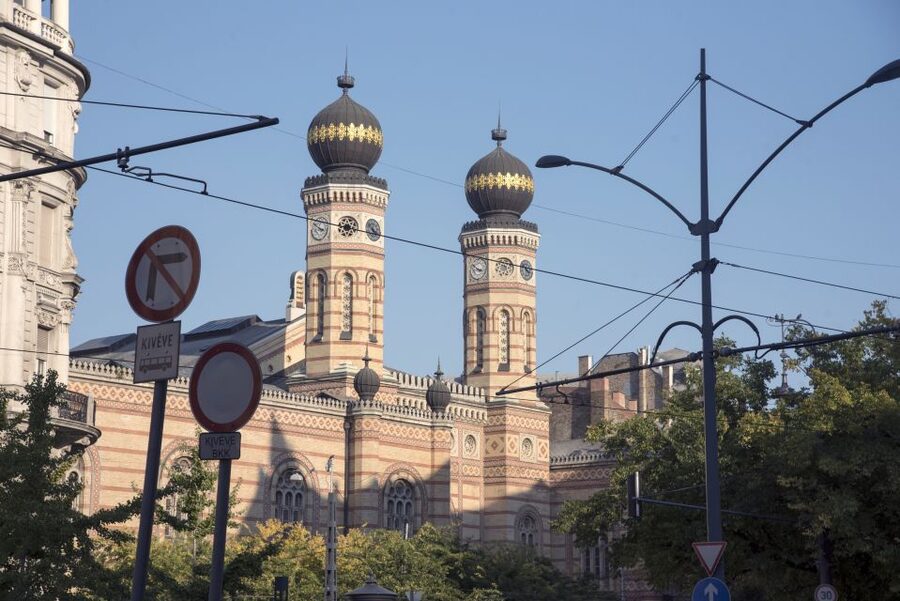 Budapest: Grand City Tour with Parliament Visit - Crossing Budapest by coach
