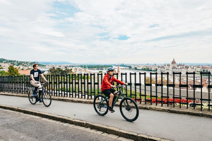 Budapest: Grand Sightseeing Bike Tour - A fast, active introduction to Budapest