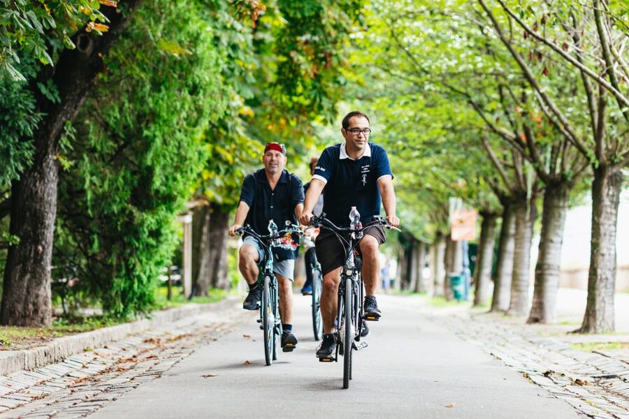 Budapest: Grand Sightseeing Bike Tour - Bikes, safety, weather, and effort