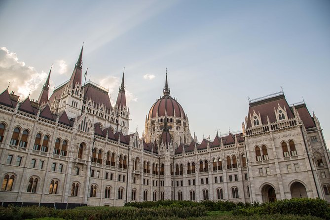 Budapest Grand Walk - Coffee, local stories, and room for questions