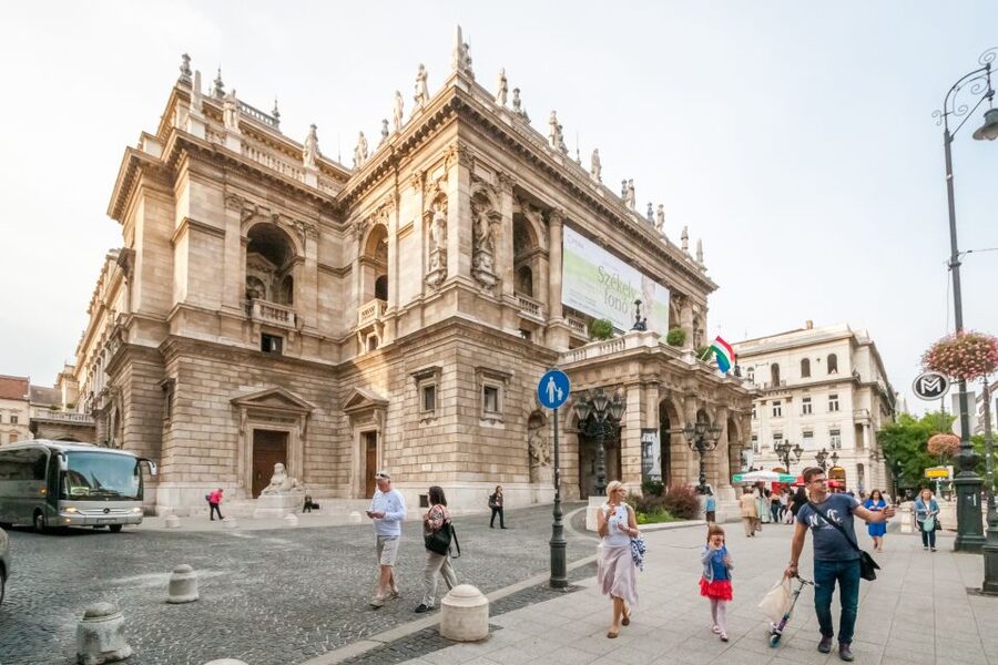 Budapest: Guided City Discovery Bike Tour - Bikes, helmets, and practical comfort