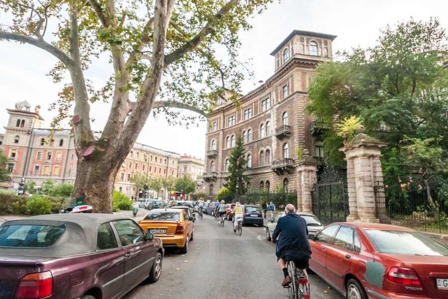 Budapest: Guided City Discovery Bike Tour - Back through old streets to the Jewish Quarter