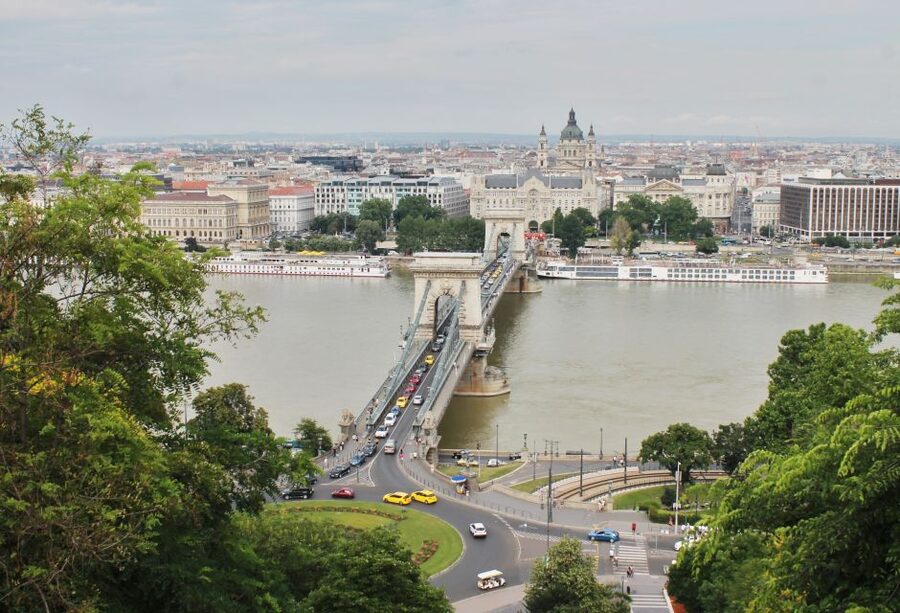 Budapest: Guided City Tour by E-Bike - Crossing to Buda and climbing to the Castle District