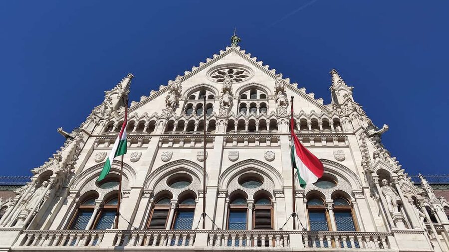 Budapest: Guided City Walking Tour in Buda and Pest - Finishing around the Royal Castle