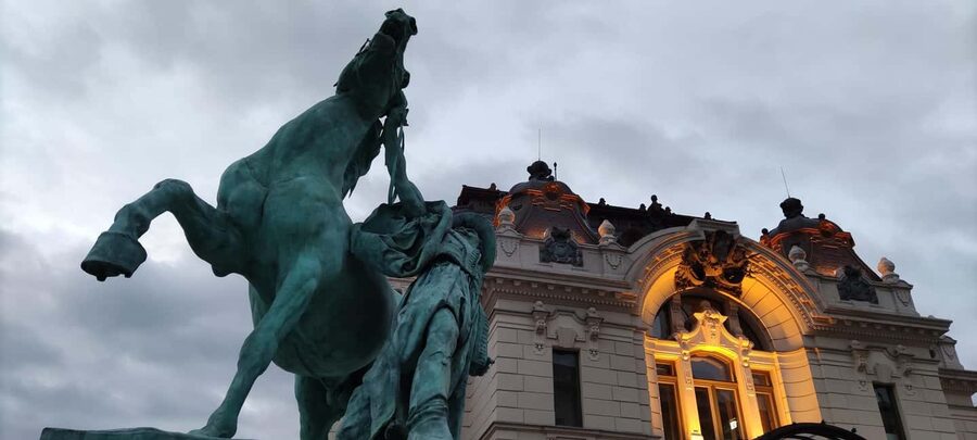Budapest: Guided City Walking Tour in Buda and Pest - The included food and money advice