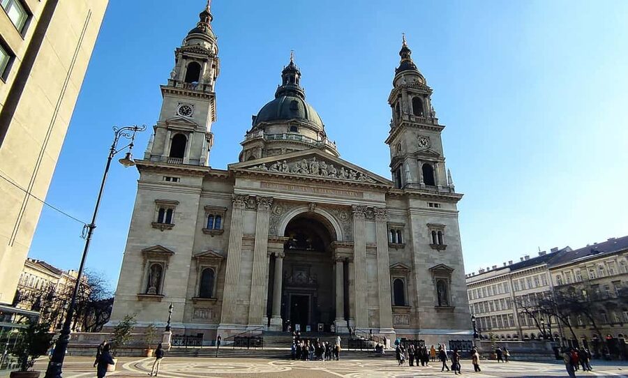 Budapest: Guided City Walking Tour in Buda and Pest - Reading Pest through its palaces