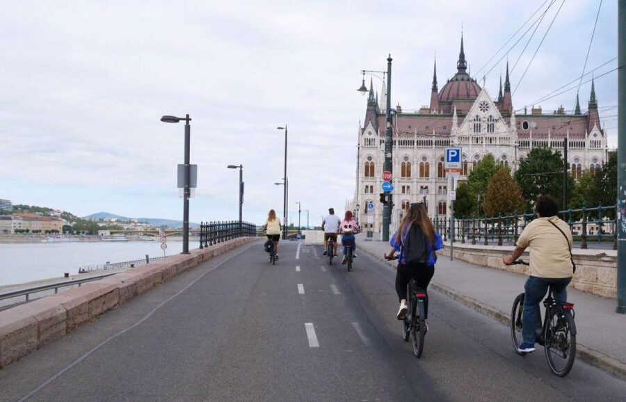 Budapest: Guided E-Bike Sightseeing Tour - What the small group changes