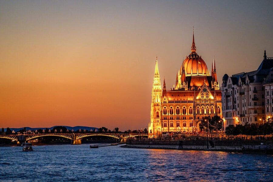 Budapest: Historic Cruise with Welcome Drink - From Liberty Statue to Central Market Hall