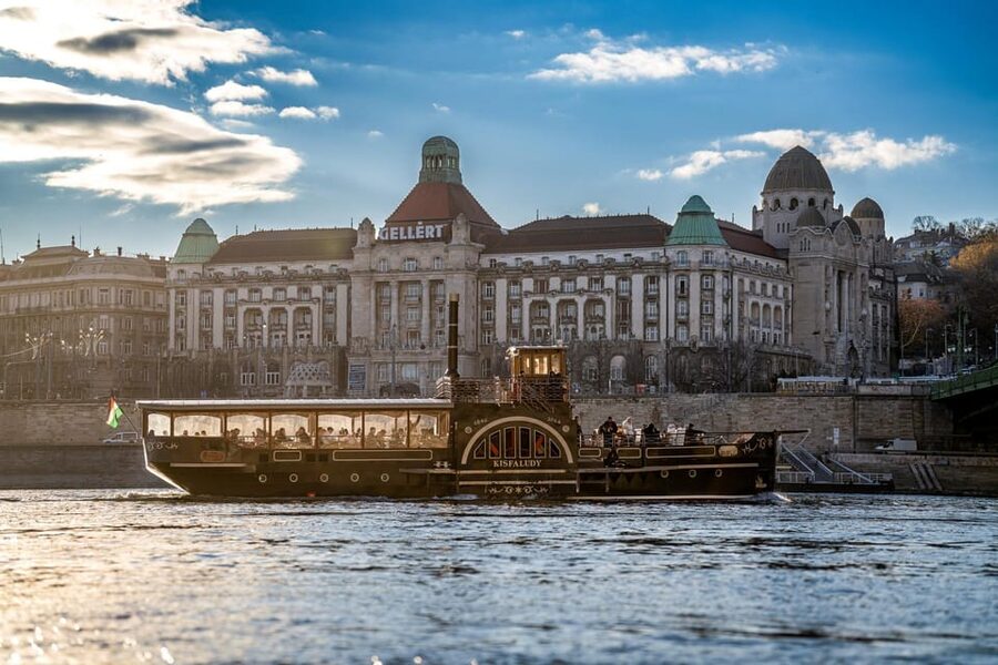 Budapest: Historic Cruise with Welcome Drink - Who should book this cruise