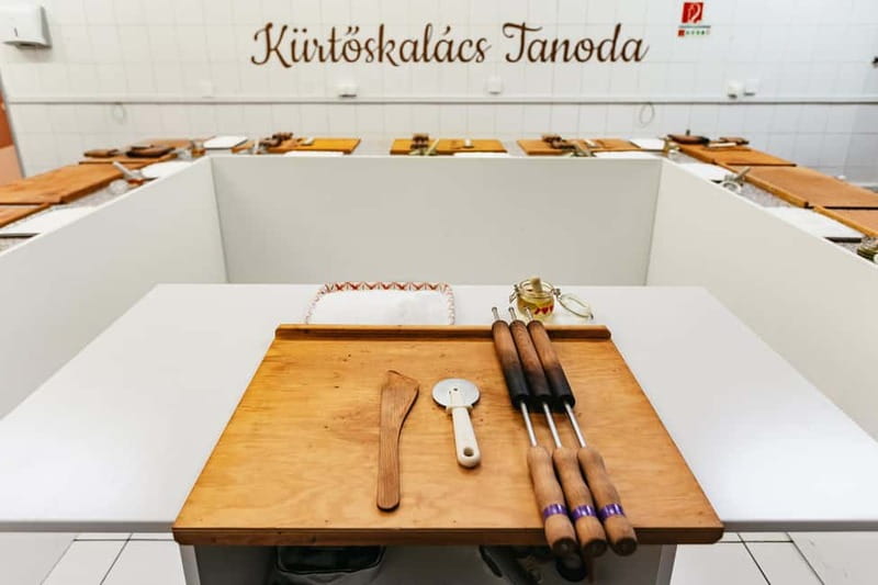 Budapest: Hungarian Chimney Cake Workshop in the City Center - Who should book this activity