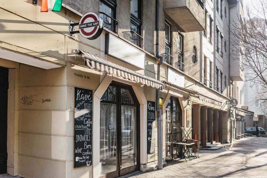 Budapest: Hungarian Wine Tasting with 7 Wines and Tapas - Local tapas turn the tasting into an evening out