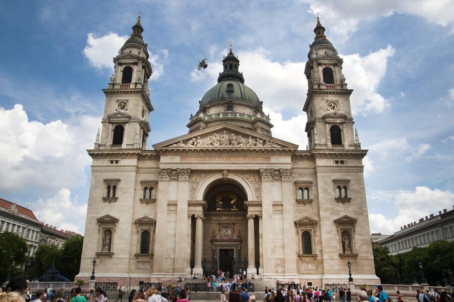 Budapest: Inner City Walking Tour in German - Pedestrian streets, local details, and Mr. Safe