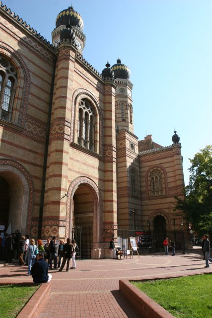 Budapest: Jewish Heritage Guided Tour with Synagogue Ticket - What the four-hour option adds