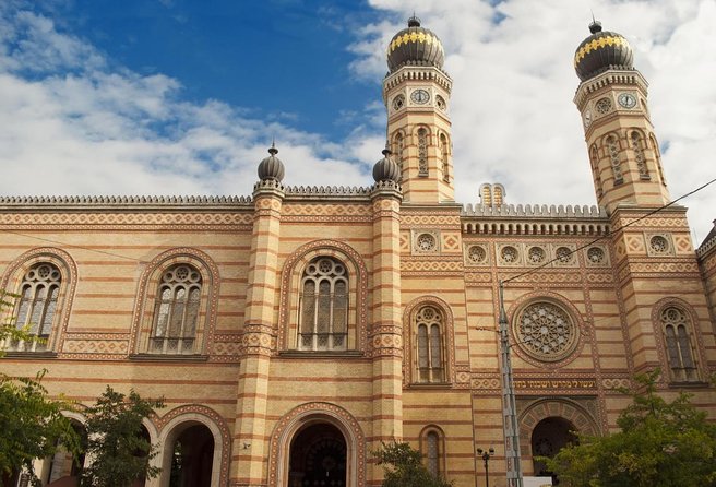 Budapest Jewish Heritage Memorial Walking Tour & Synagogue Entry - Entering the vast Dohány Street Synagogue