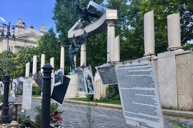 Budapest Jewish Heritage: Synagogues, Shoes, Secrets & Flódni - The guides are a major part of the value
