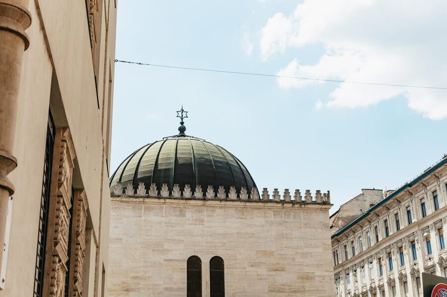 Budapest: Jewish History Guided Walking Tour with Historian - The flódni break adds a local taste