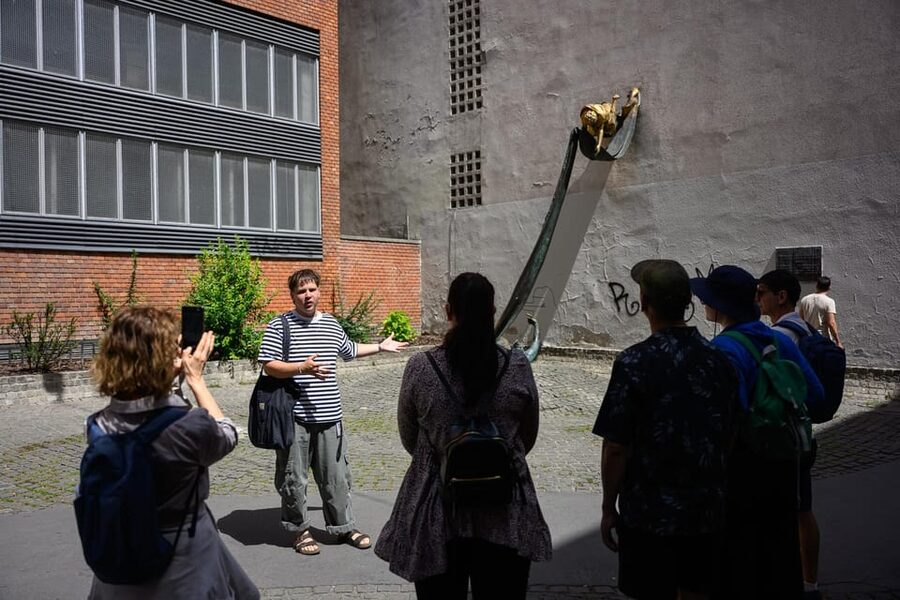 Budapest: Jewish History with Local Guide & Synagogue Ticket - Dohány, Wallenberg, and the Holocaust memorials
