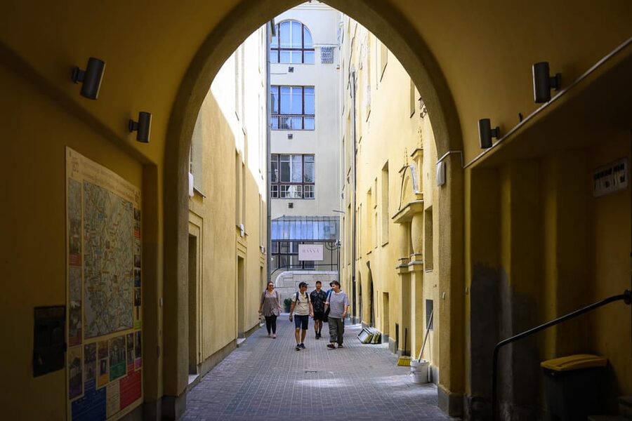 Budapest: Jewish History with Local Guide & Synagogue Ticket - Rumbach Street Synagogue from the outside