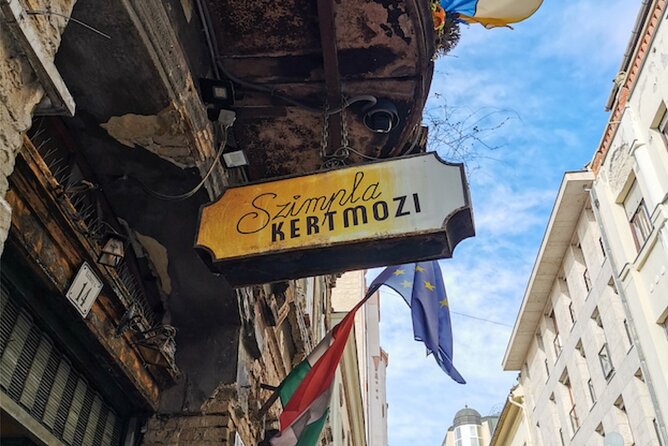 Budapest (Jewish Quarter) Scavenger Hunt and Self-Guided Tour - Reaching Szimpla Ruin Pub and the wider route