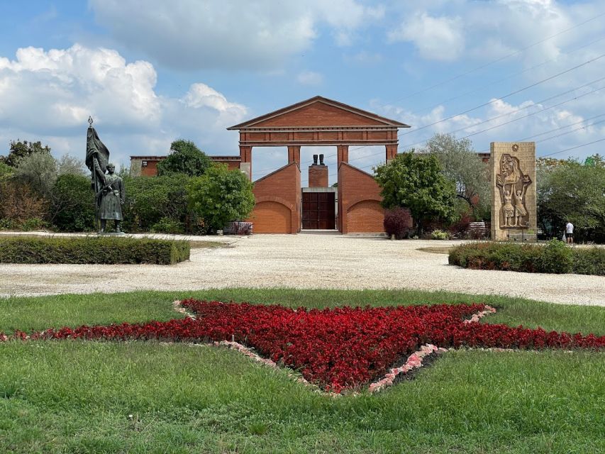 Budapest: Memento Park and Icons of Communism Guided Tour - The ride to Memento Park