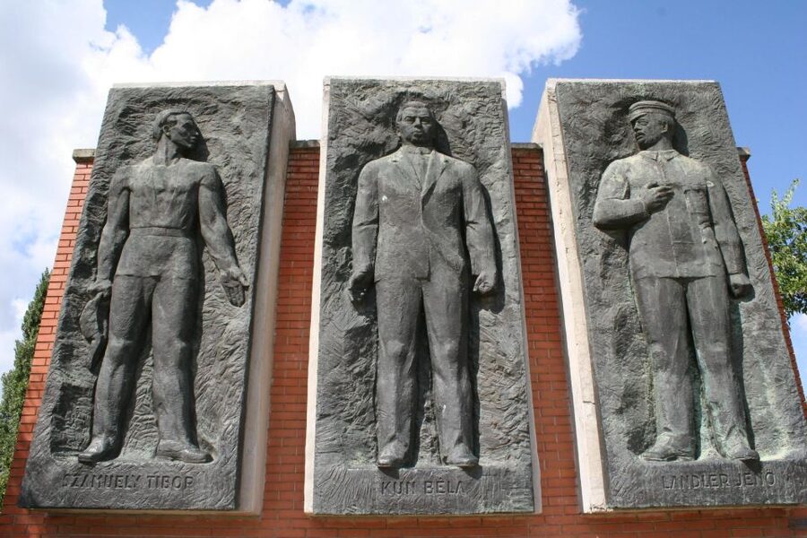 Budapest: Memento Park Ticket - Reading the outdoor monuments