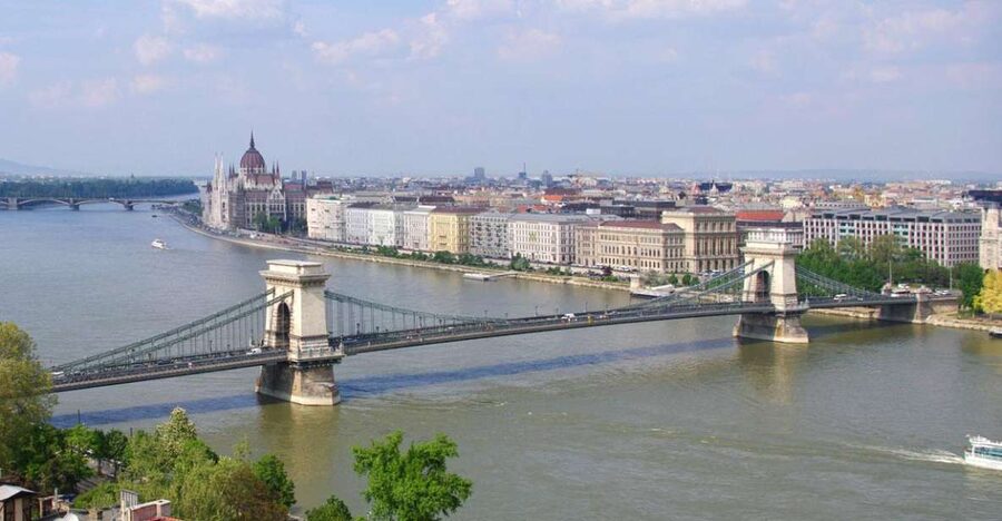 Budapest: Multilingual Highlights Tour - Meeting beside St. Stephen’s Basilica