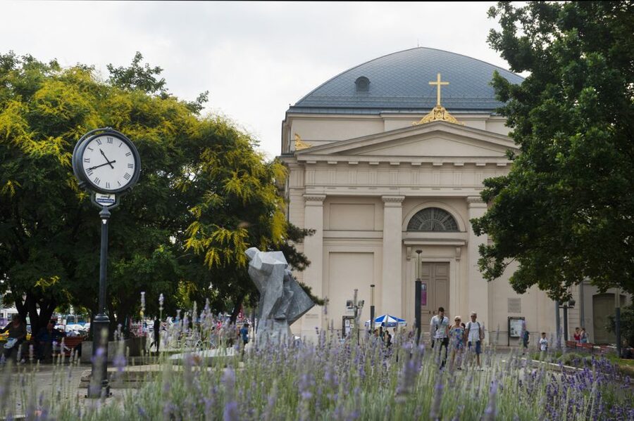 Budapest: Multilingual Highlights Tour - Liberty Square and the difficult chapters of Budapest