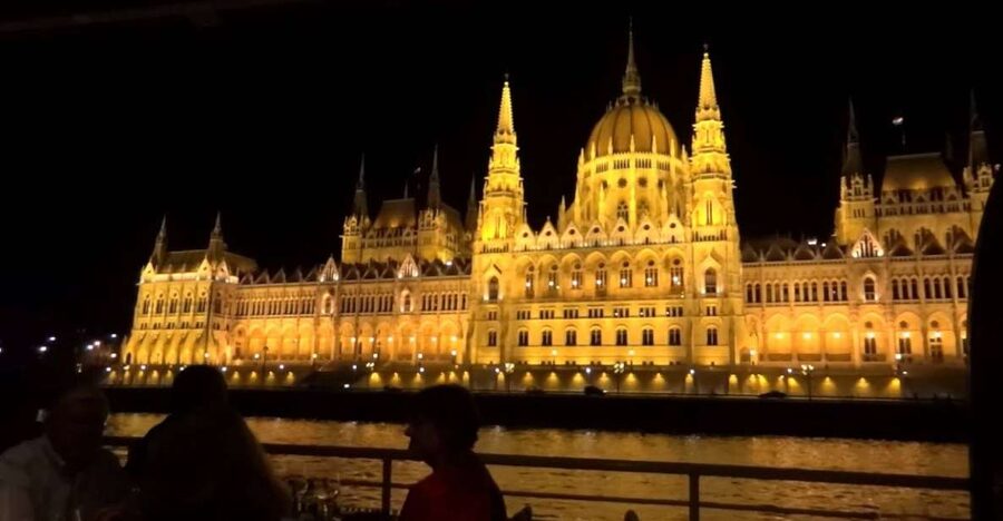 Budapest: Night Walking Tour with River Cruise and Wine - Key points to know before booking