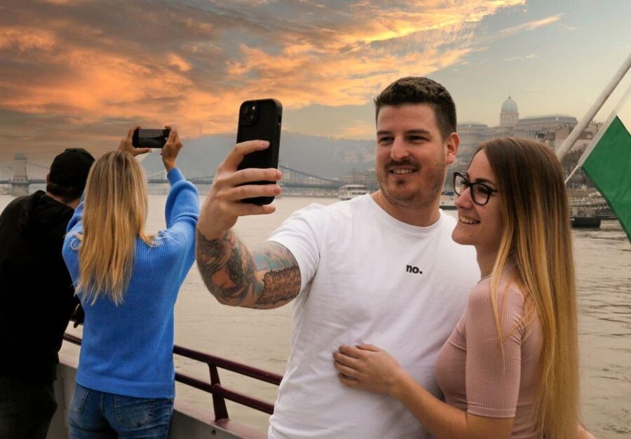 Budapest: Nighttime or Daytime Sightseeing Cruise - Choosing between daylight, sunset, and night