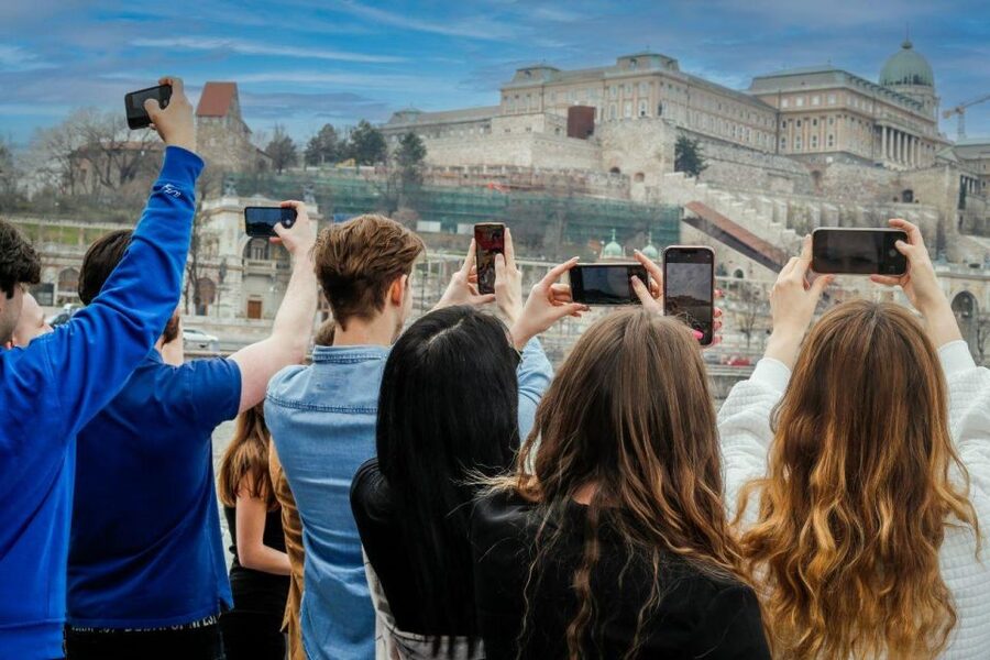 Budapest: Nighttime or Daytime Sightseeing Cruise - Parliament, Gellért Hill, and the Royal Palace