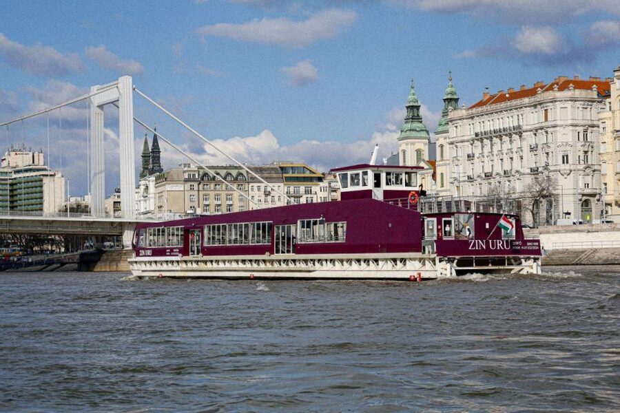 Budapest: Nighttime or Daytime Sightseeing Cruise - What the boat is like onboard