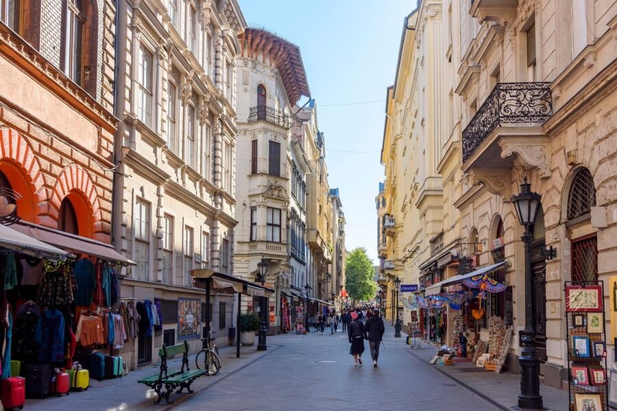 Budapest Old Town and Top Attractions Private Walking Tour - Finishing with Chain Bridge views