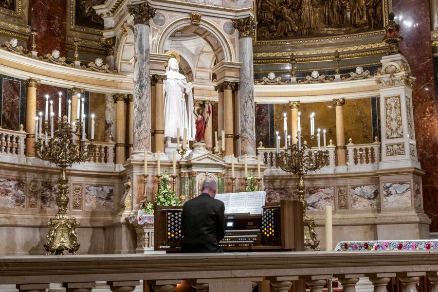 Budapest: Organ Concert in St. Stephen's Basilica - Choosing between rows 1 to 26