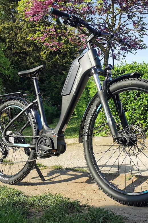 Budapest: Premium E-Bike Rental - Picking up your e-bike near Deák Ferenc tér