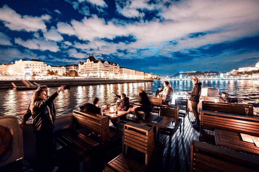 Budapest: Premium Sightseeing Cruise with Tokaj Frizzante - Should you book the Duna Cruises experience?