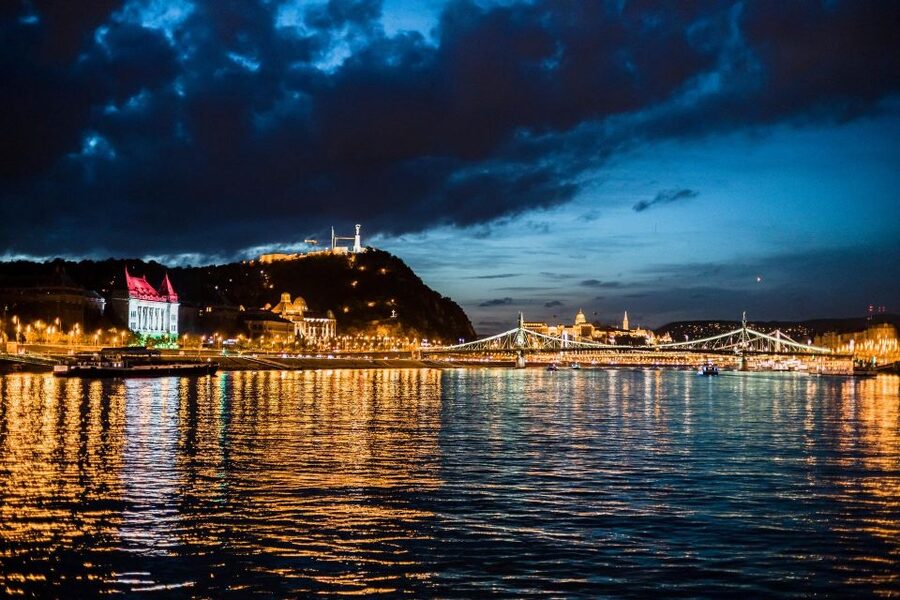 Budapest: Premium Sightseeing Cruise with Tokaj Frizzante - A polished one-hour view of Budapest