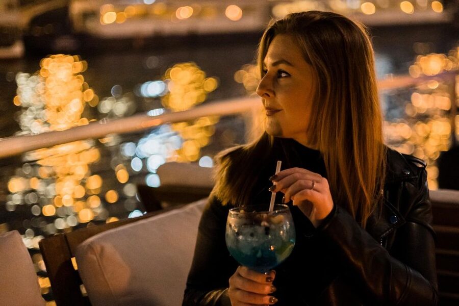 Budapest: Premium Sightseeing Cruise with Tokaj Frizzante - Choosing between the open deck and the enclosed cabin